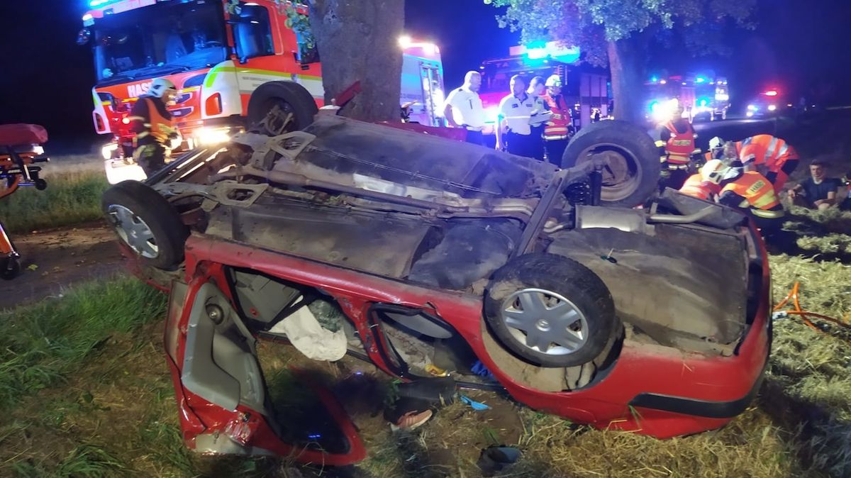 Auto s pěti mladými lidmi na Olomoucku skončilo po nárazu do stromu na střeše